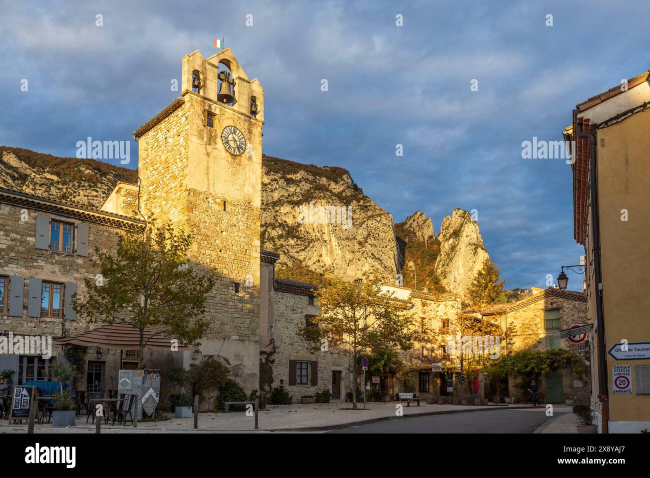 Frankreich, Drôme, Drôme Provence, Saou, der Dorfplatz mit dem Glockenturm und im Hintergrund der Aiguilles (793 m) und der Klippe des Turms (663) Stockfoto