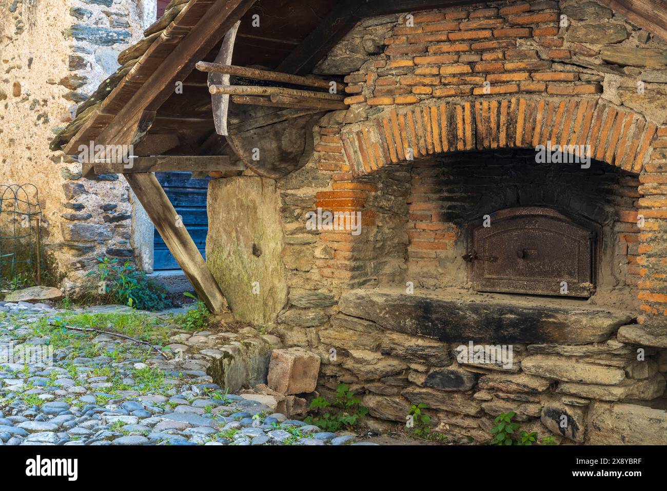 Frankreich, Aveyron, Belcastel, bezeichnet als die schönsten Dörfer Frankreichs, Brotbackofen 1953 von Herrn Banne gebaut, arbeitet einmal im Monat. Stockfoto