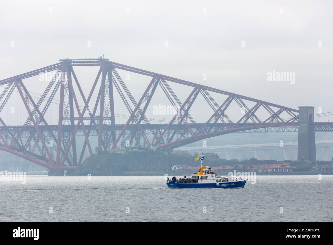 Die Forth Belle fährt auf dem Firth of Forth mit der Forth Bridge im Hintergrund Stockfoto