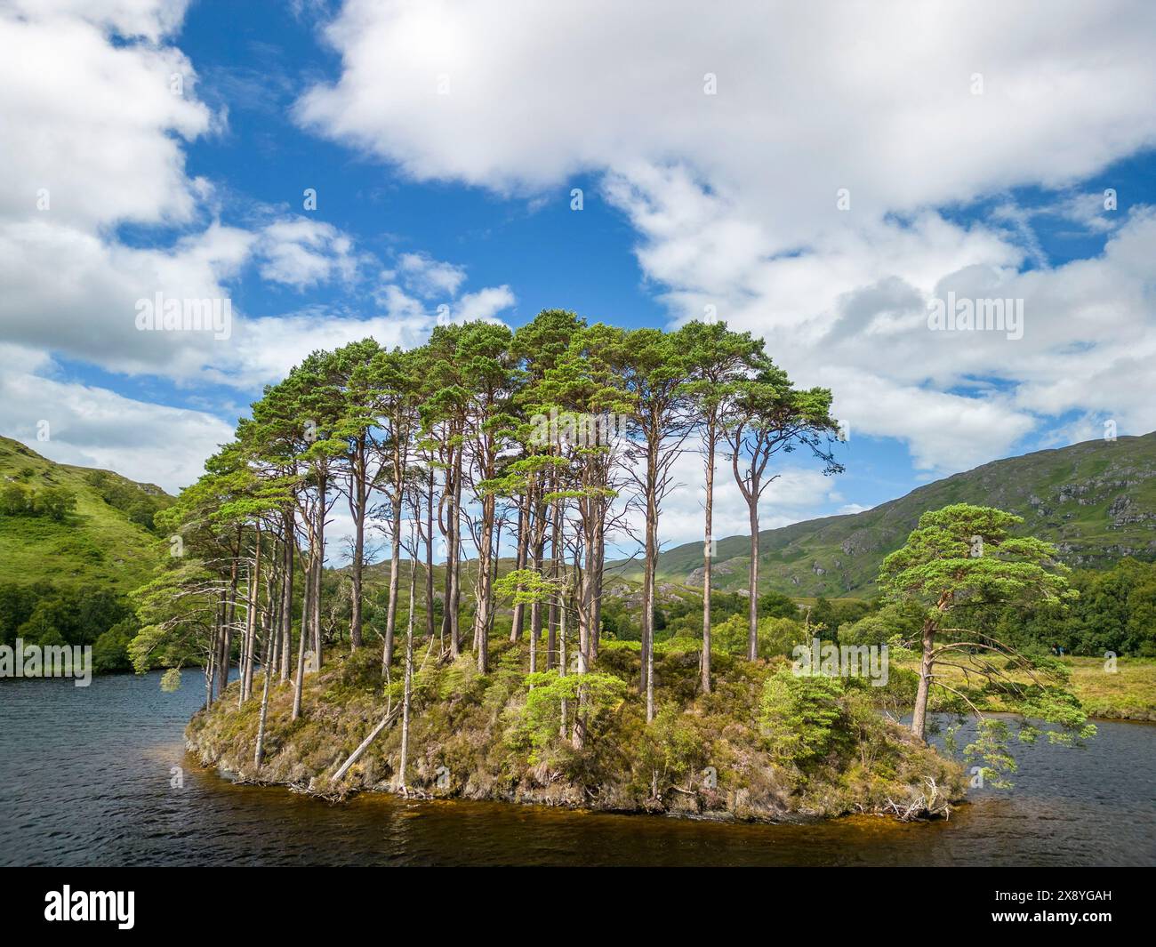 Vereinigtes Königreich, Schottland, Highland, Eilean Na Monk, am Loch Eilt, die angebliche Stelle des Grabes von Albus Dumbledore (aus der Vogelperspektive) Stockfoto