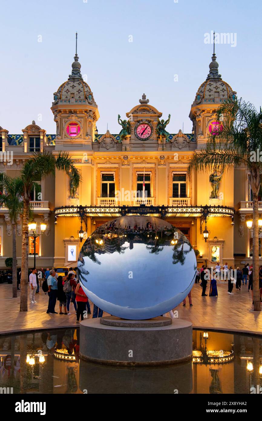Fürstentum Monaco, Monaco, Place du Casino, Societe des Bains de Mer de Monaco, Casino und Anish Kapoor Sky Mirror Stockfoto