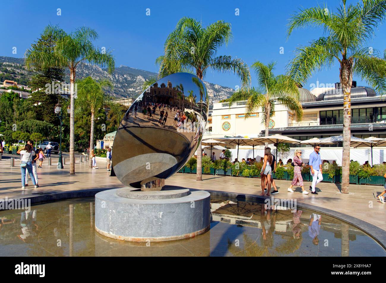 Fürstentum Monaco, Monaco, Place du Casino, Societe des Bains de Mer de Monaco, Casino und Anish Kapoor Sky Mirror Stockfoto