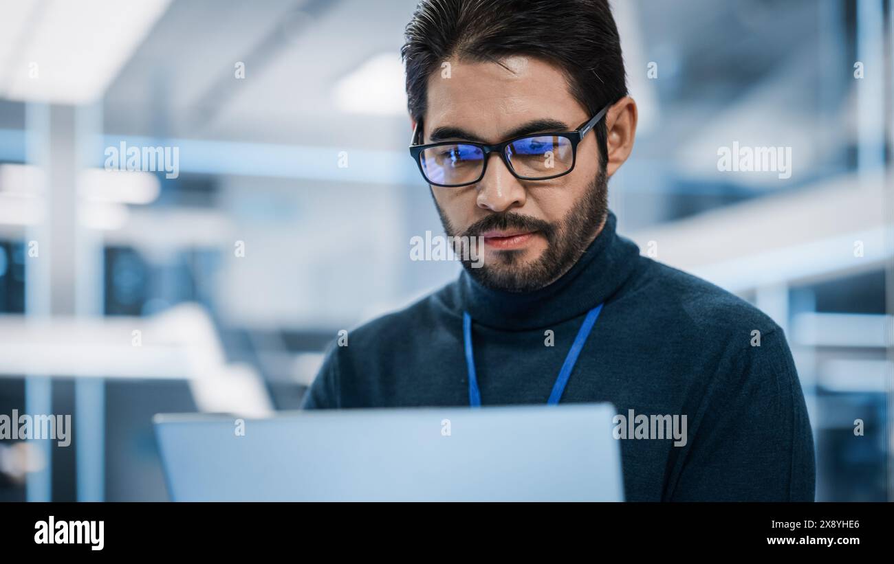 Nahaufnahme Porträt eines talentierten lateinischen Mannes, der in die Kamera schaut und charmant lächelt. Hispanischer Geschäftsmann bei der Arbeit, IT-Manager, Software-Entwickler-Profi. Stockfoto