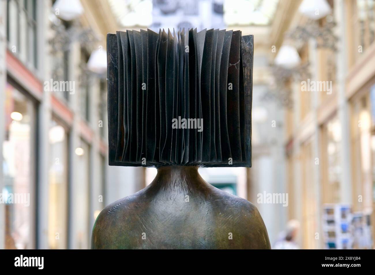 Belgien, Brüssel, Royal Galleries Saint Hubert, Skulptur von Jean Michel Folon Stockfoto