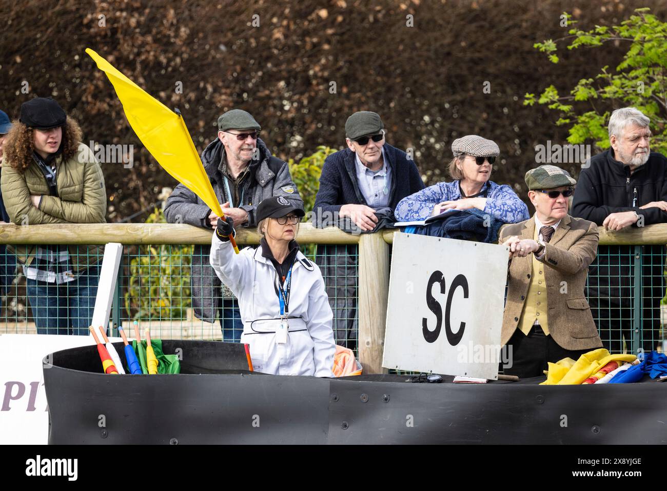 Die gelbe Flagge und die Sicherheitsfahrzeugtafel werden am Posten des Marshals präsentiert. 2024 Goodwood 81. Mitgliederversammlung, Sussex, Vereinigtes Königreich. Stockfoto