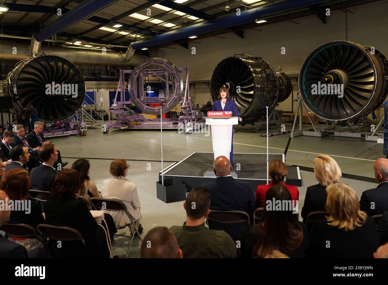 Schattenkanzlerin Rachel Reeves hält eine Rede während eines Besuchs in Rolls-Royce in Derby, während sie auf dem Wahlkampfpfad für die General-Wahl ist. Bilddatum: Dienstag, 28. Mai 2024. Stockfoto