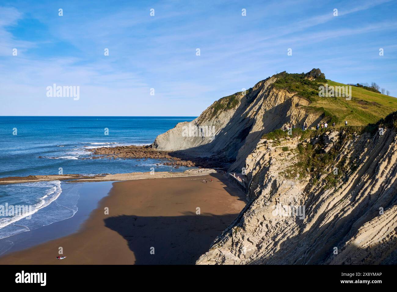 Spanien, Baskenland, Provinz Guipuzcoa (Gipuzkoa), Urola Kosta, Zumaia, Flysch-Formationen an den Klippen von Algorri, Strand von Itzurun Stockfoto