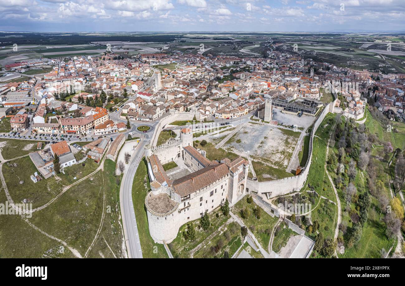 Spanien, Castilla y Leon, Cuellar, die Burg und die ummauerte Stadt (aus der Vogelperspektive) Stockfoto