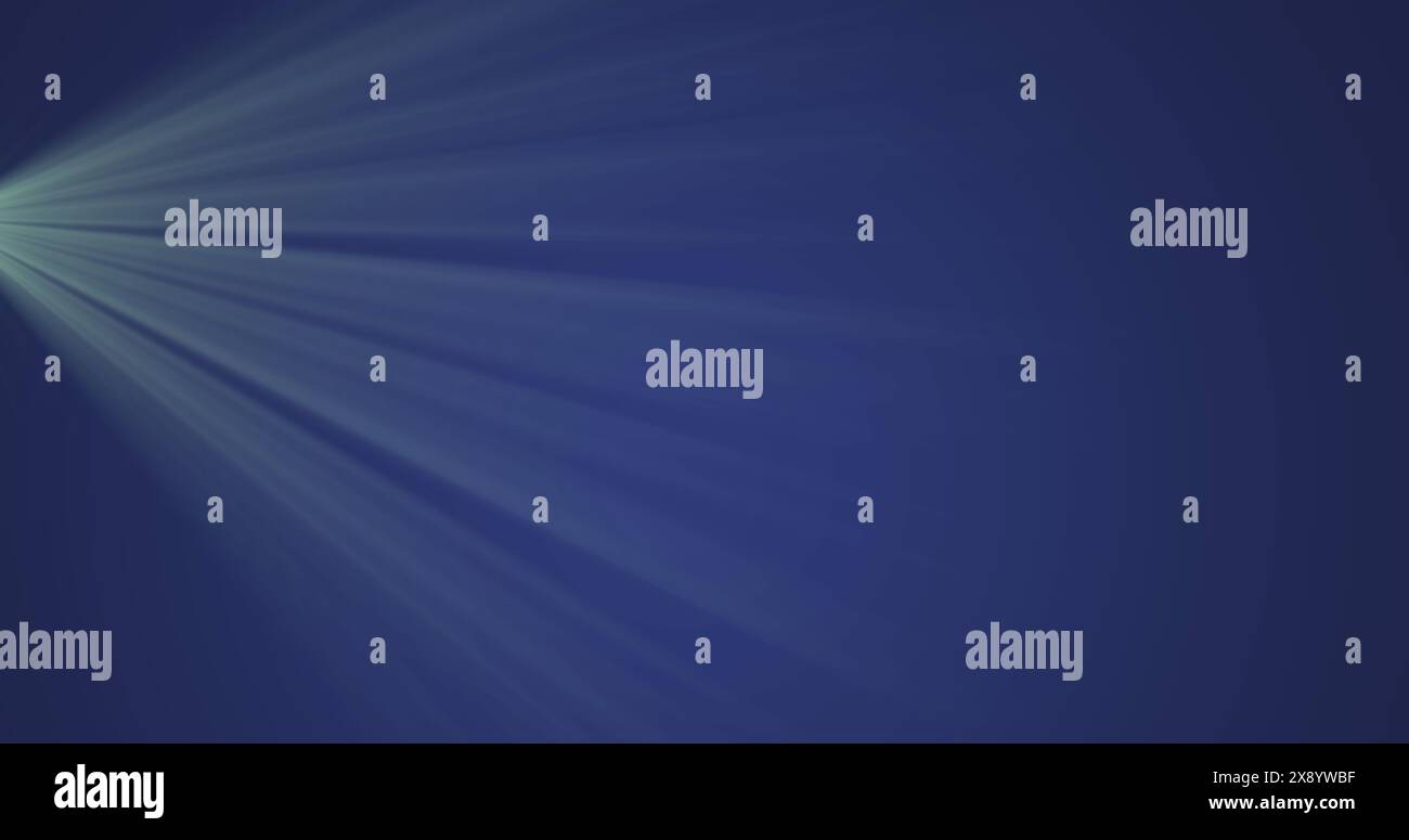 Bild von Lichtstrahlen vor blauem Hintergrund Stockfoto