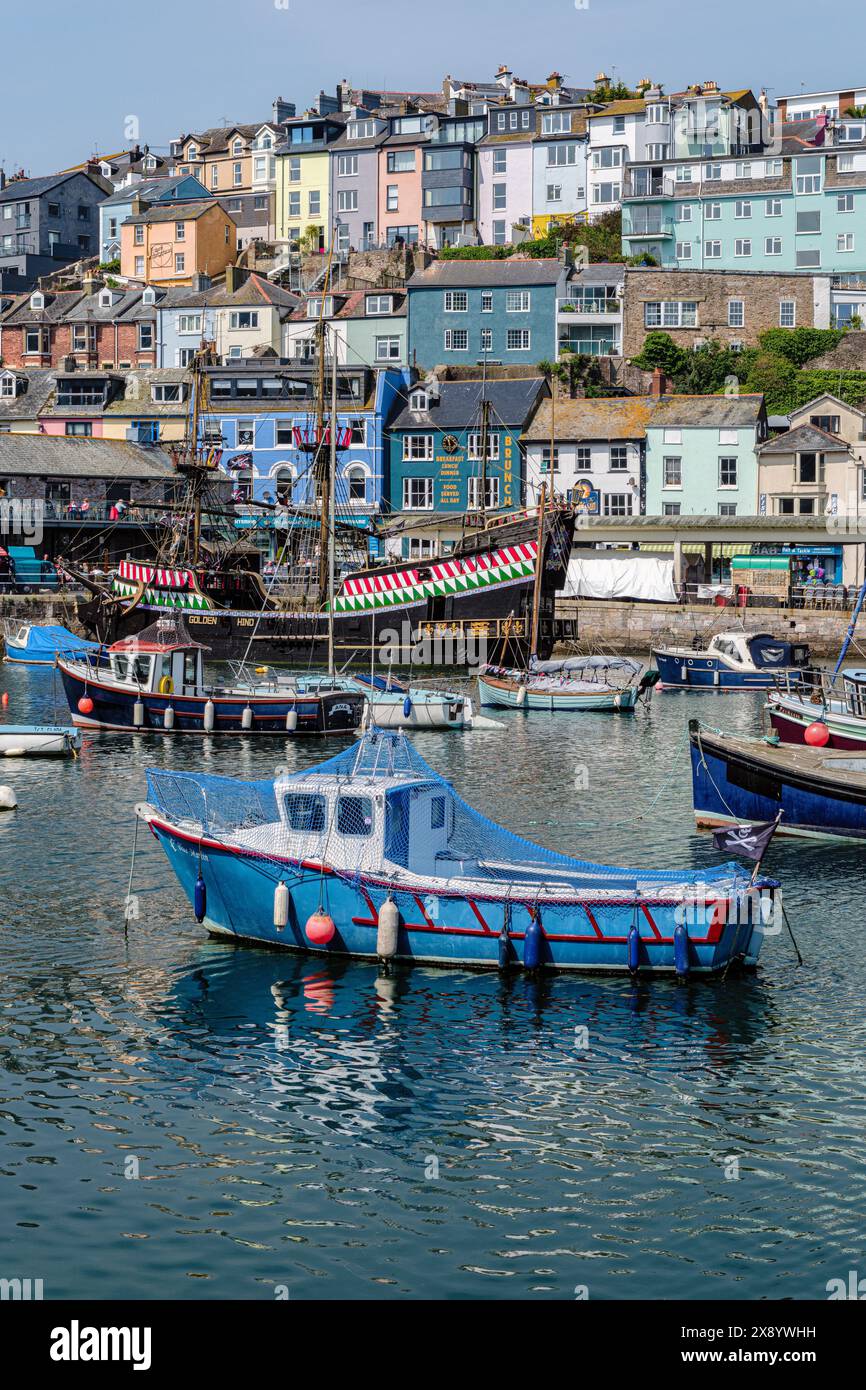 Der Hafen von Brixham mit der Nachbildung von Sir Francis Drakes „Golden Hind“, Devon Stockfoto