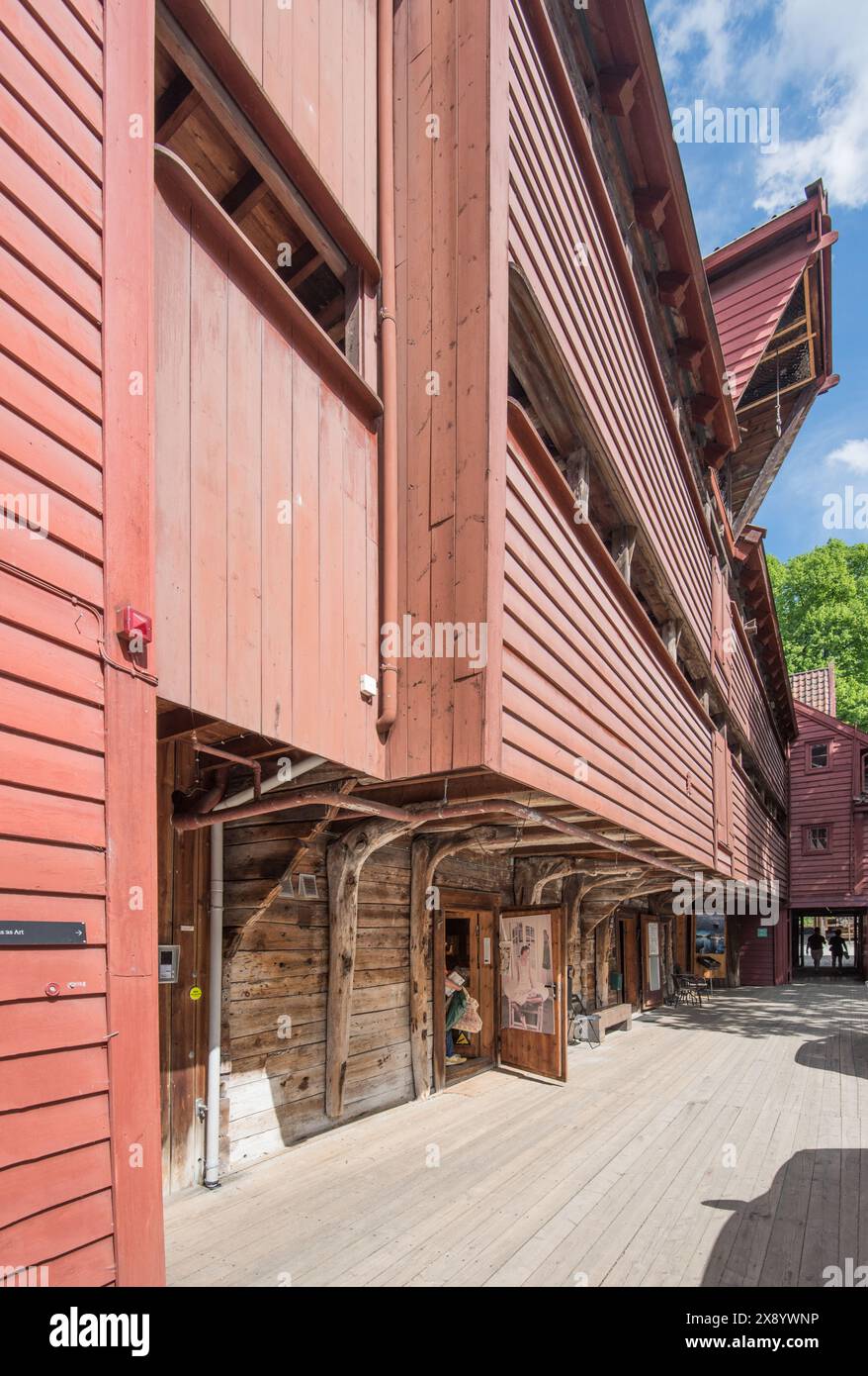 Ein Ort des Handels seit Hunderten oder Jahren im Bryggen in Bergen, Norwegen. Große Holzgrundstücke mit beträchtlichem Alter und Gassen und Ecken zu vertreiben Stockfoto