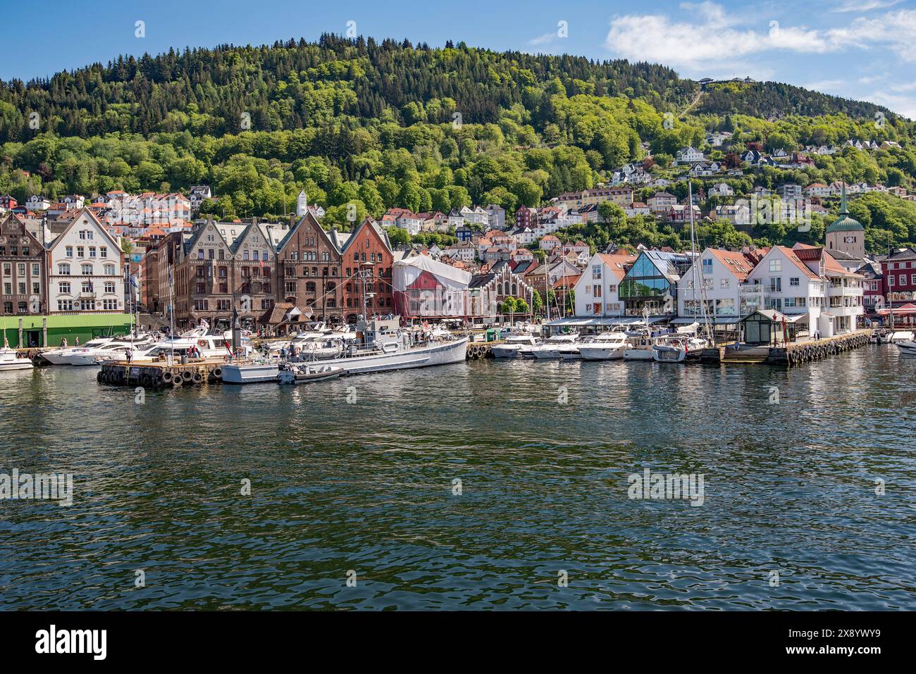 Blick von der Autofähre (die den Hauptfjord fährt) auf den bezaubernden Hafen von Bergen Norwegen Stockfoto