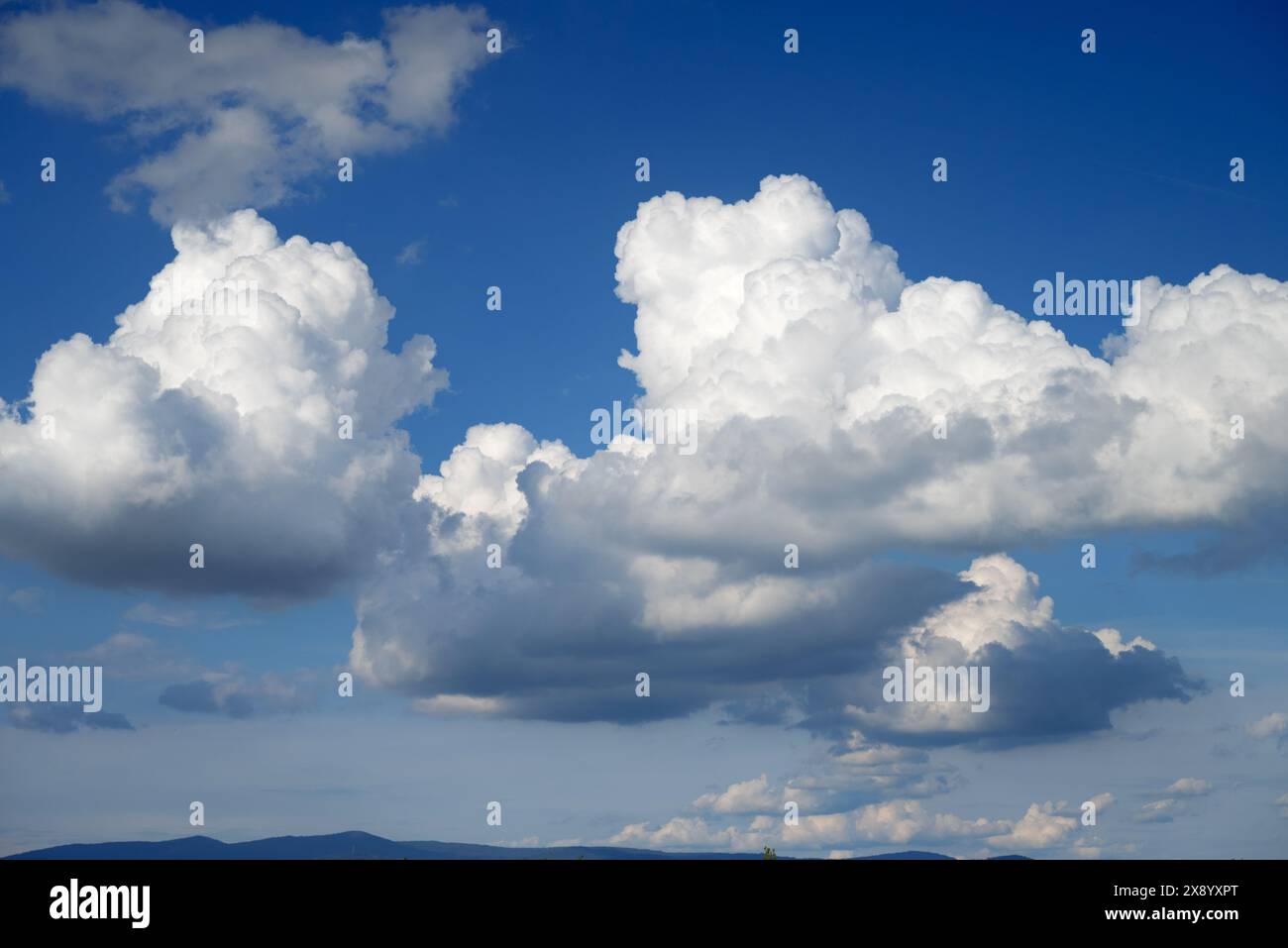 Große Frühlingswolken, Kumuluswolken über den Bergen des Bayerischen Waldes Stockfoto