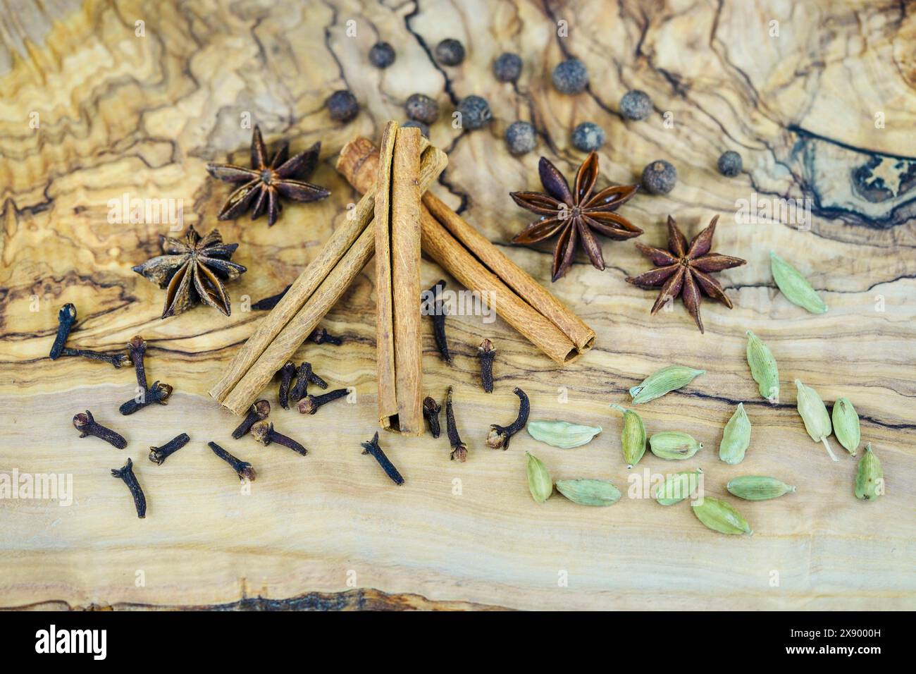 Glühweingewürze: Zimtstangen, Sternanis, Kardamom, Nelken und Allspiz Stockfoto