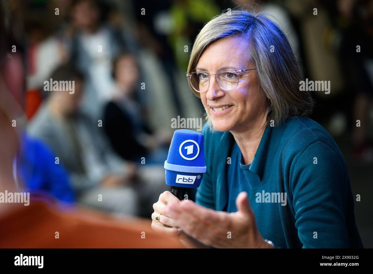 Berlin, Deutschland. Mai 2024. Ulrike Demmer, Generaldirektorin des Rundfunks Berlin-Brandenburg (rbb), spricht auf der digitalen Konferenz re:publica 2024. Das diesjährige dreitägige Festival für die digitale Gesellschaft (27-29. Mai 2024) steht unter dem Motto „Wer kümmert sich?“. Quelle: Bernd von Jutrczenka/dpa/Alamy Live News Stockfoto