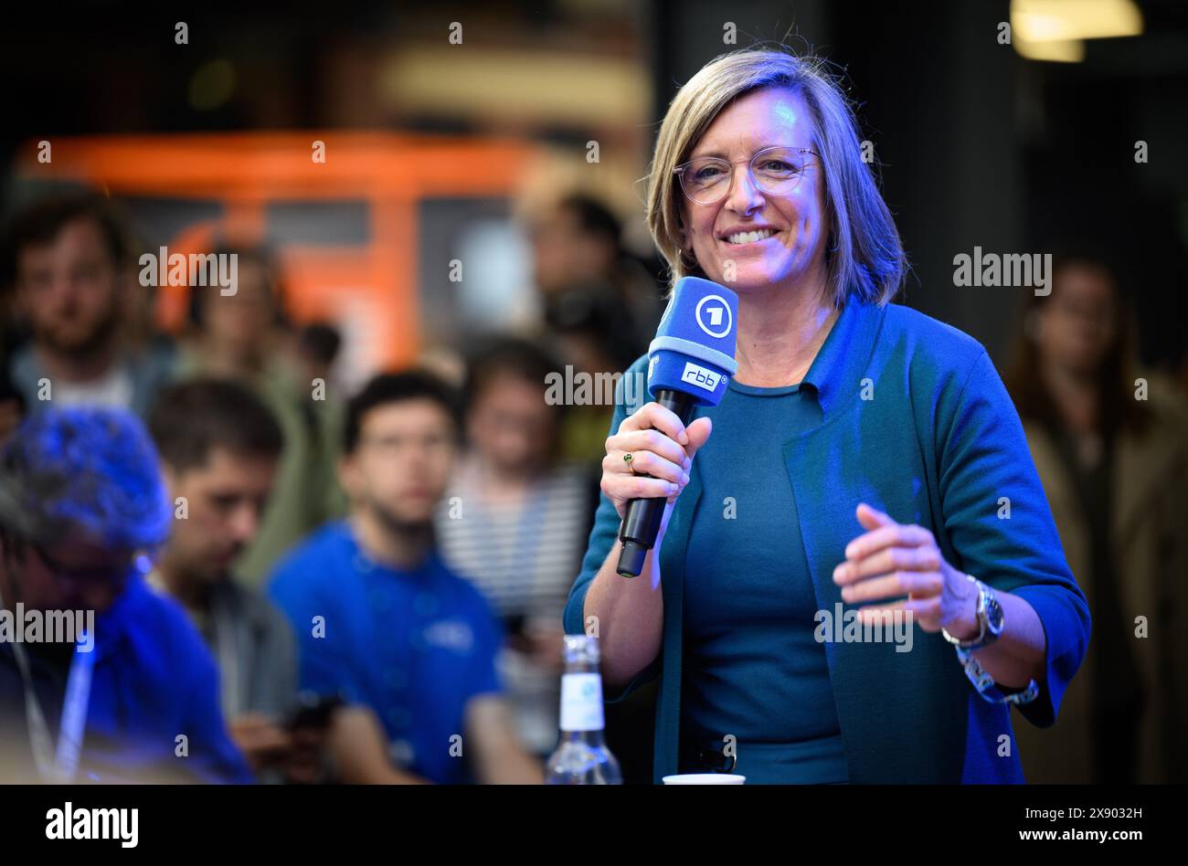 Berlin, Deutschland. Mai 2024. Ulrike Demmer, Generaldirektorin des Rundfunks Berlin-Brandenburg (rbb), spricht auf der digitalen Konferenz re:publica 2024. Das diesjährige dreitägige Festival für die digitale Gesellschaft (27-29. Mai 2024) steht unter dem Motto „Wer kümmert sich?“. Quelle: Bernd von Jutrczenka/dpa/Alamy Live News Stockfoto