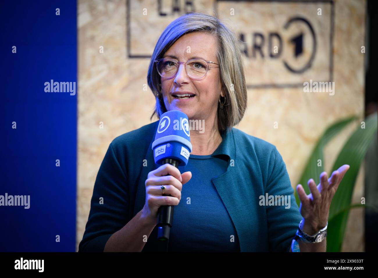 Berlin, Deutschland. Mai 2024. Ulrike Demmer, Generaldirektorin des Rundfunks Berlin-Brandenburg (rbb), spricht auf der digitalen Konferenz re:publica 2024. Das diesjährige dreitägige Festival für die digitale Gesellschaft (27-29. Mai 2024) steht unter dem Motto „Wer kümmert sich?“. Quelle: Bernd von Jutrczenka/dpa/Alamy Live News Stockfoto