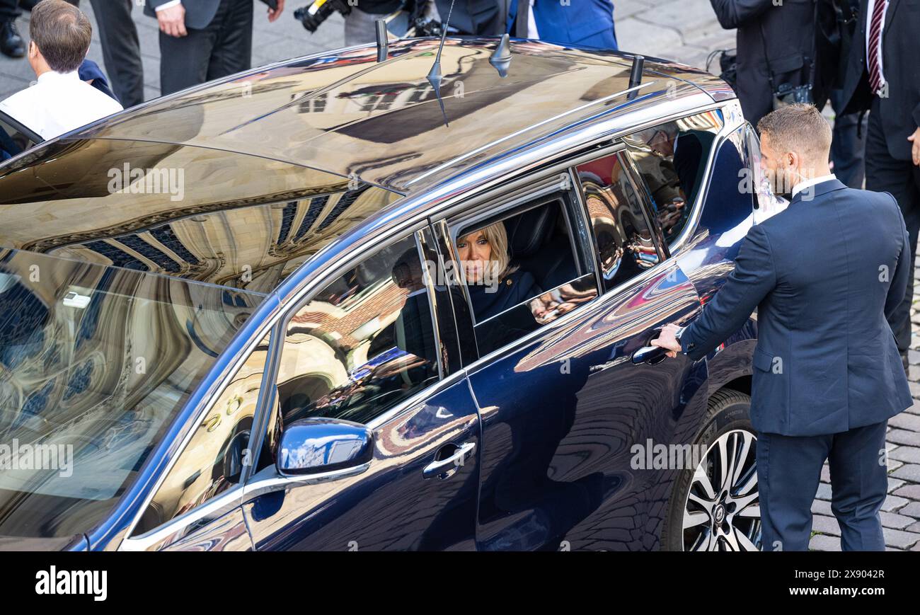 Nordrhein-Westfalen, Münster, Deutschland. 28. Mai 2024. Brigitte Macron, die Frau des französischen Präsidenten, kommt in einer Limousine vor dem historischen Rathaus an. Der französische Präsident Macron und seine Frau besuchen auf Einladung von Bundespräsident Steinmeier zu einem dreitägigen Staatsbesuch in Deutschland. Foto: Guido Kirchner/dpa Stockfoto