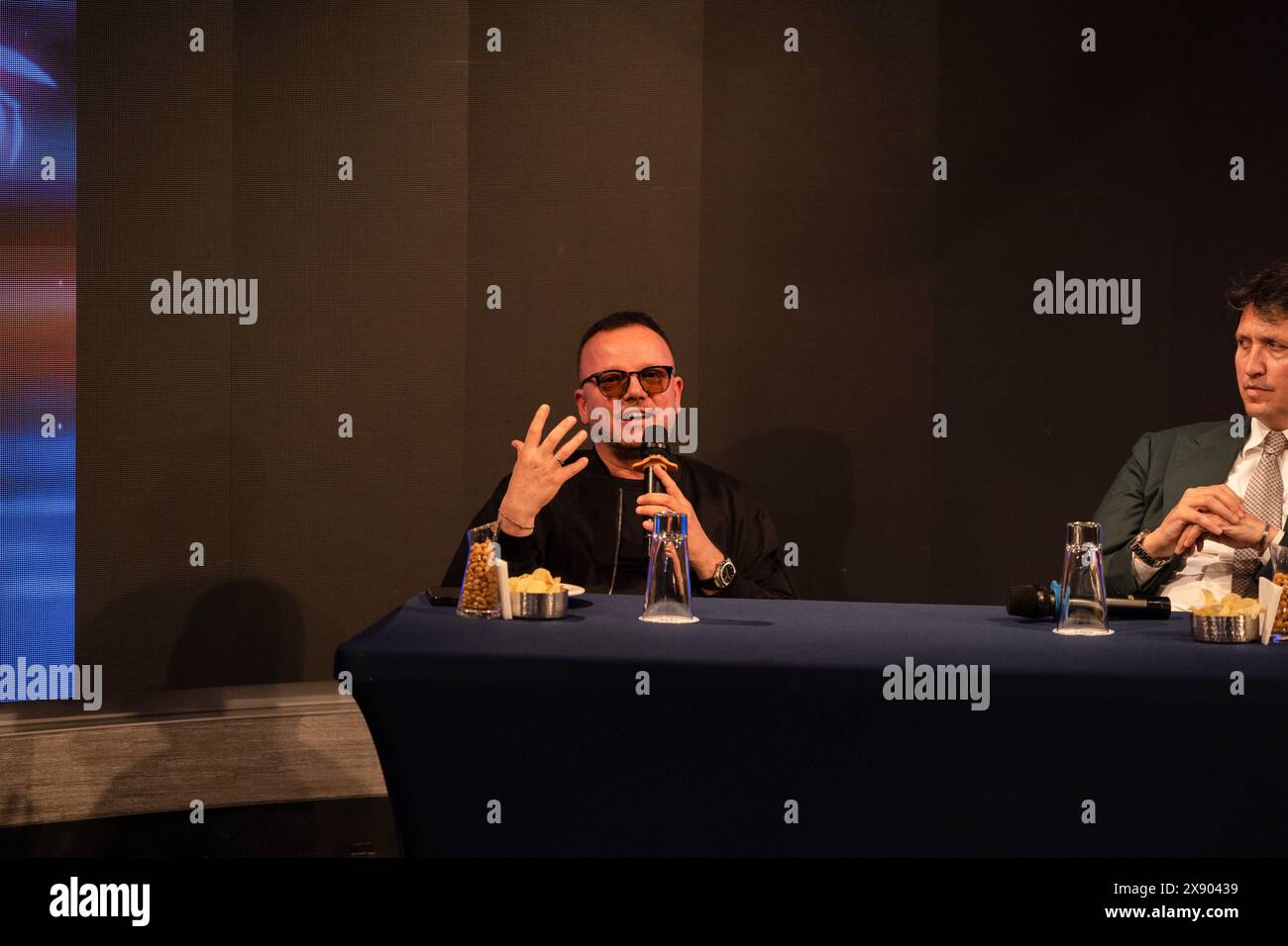 Neapel, Italien. Mai 2024. Gigi D'alessio, der berühmte italienische Sänger und Songwriter, spricht während der „Gigi uno come te“-Pressekonferenz. Quelle: SOPA Images Limited/Alamy Live News Stockfoto