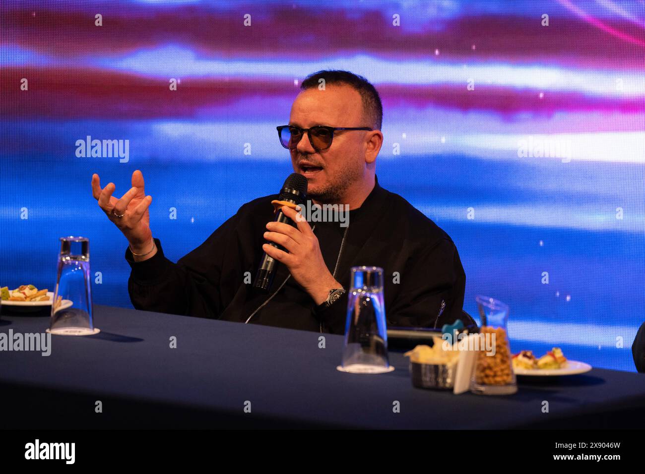 Neapel, Italien. Mai 2024. Gigi D'alessio, der berühmte italienische Sänger und Songwriter, spricht während der „Gigi uno come te“-Pressekonferenz. (Foto: Francesco Cigliano/SOPA Images/SIPA USA) Credit: SIPA USA/Alamy Live News Stockfoto