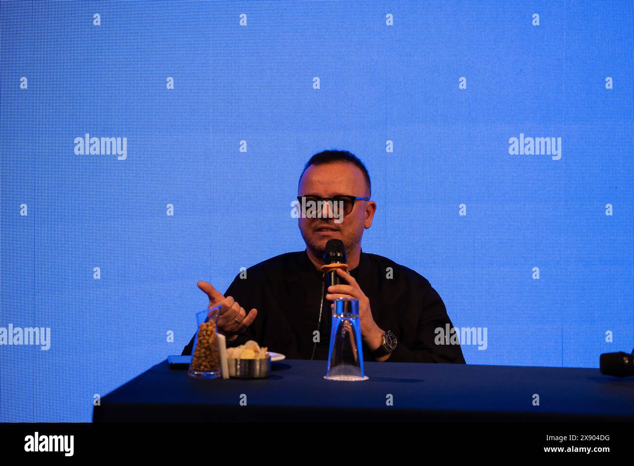 Gigi D'alessio, der berühmte italienische Sänger und Songwriter, spricht während der „Gigi uno come te“-Pressekonferenz. (Foto: Francesco Cigliano / SOPA Images/SIPA USA) Stockfoto