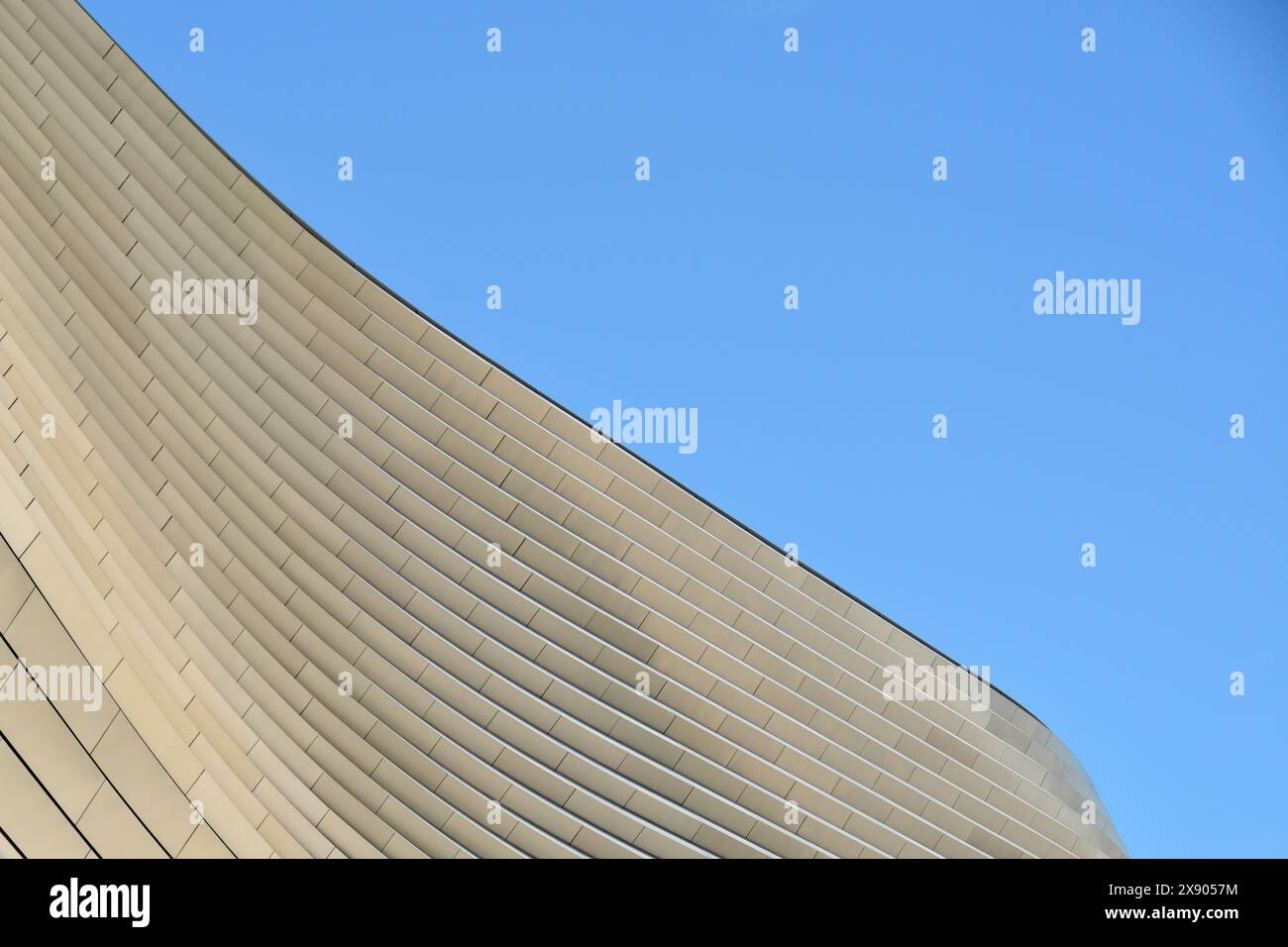 Madrid, Spanien - 13. April 2024. Wunderschöne Linien des Santiago Bernabeu Stadions. Seit seiner Fertigstellung ist es das Heimstadion des Real Madrid CF. Stockfoto