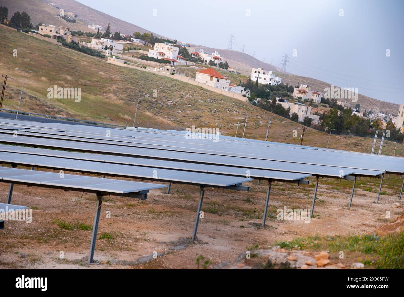 Am Boden werden PV-Module gebaut und durch Zäune vor Tieren und Menschen geschützt Stockfoto