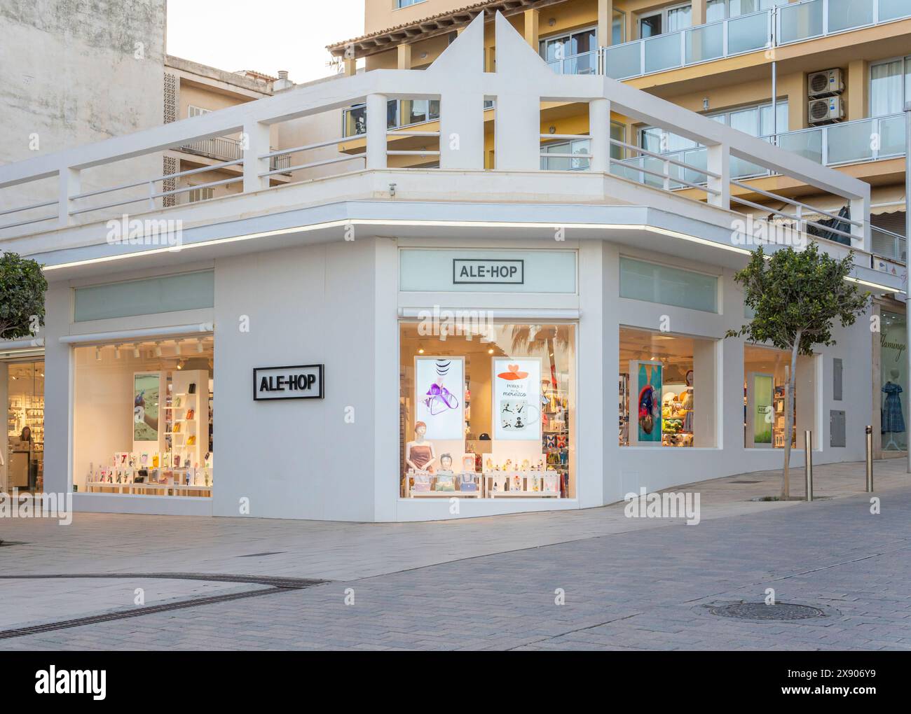 Cala Millor, Spanien; 13. april 2024: Fassade des Haupteingangs eines Bekleidungsgeschäfts der internationalen Textilkette Ale-Hop, im mallorquinischen Touris Stockfoto