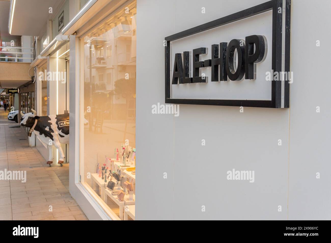 Cala Millor, Spanien; 13. april 2024: Fassade des Haupteingangs eines Bekleidungsgeschäfts der internationalen Textilkette Ale-Hop, im mallorquinischen Touris Stockfoto