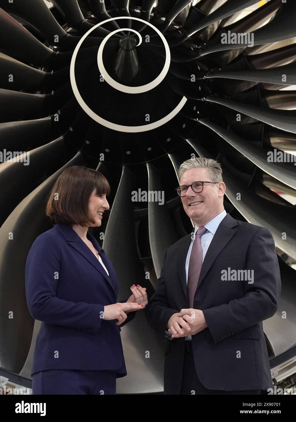 Der Parteichef der Labour Party, Sir Keir Starmer (rechts) und die Schattenkanzlerin Rachel Reeves, während eines Besuchs in Rolls-Royce in Derby, während sie sich auf dem Wahlkampfpfad für die allgemeinen Wahlen befanden. Bilddatum: Dienstag, 28. Mai 2024. Stockfoto