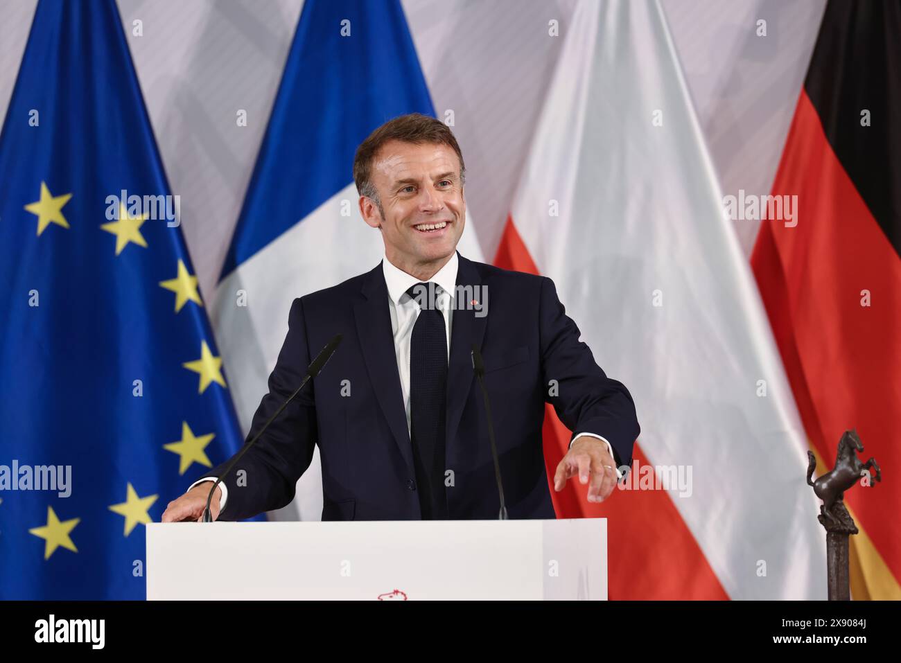 28. Mai 2024, Nordrhein-Westfalen, Münster: Der französische Präsident Emmanuel Macron spricht im Festsaal des historischen Rathauses von Münster bei der Verleihung des Internationalen Friedenspreises für Westfalen. Der französische Präsident Macron und seine Frau besuchen auf Einladung von Bundespräsident Steinmeier zu einem dreitägigen Staatsbesuch in Deutschland. Foto: Rolf Vennenbernd/dpa Stockfoto