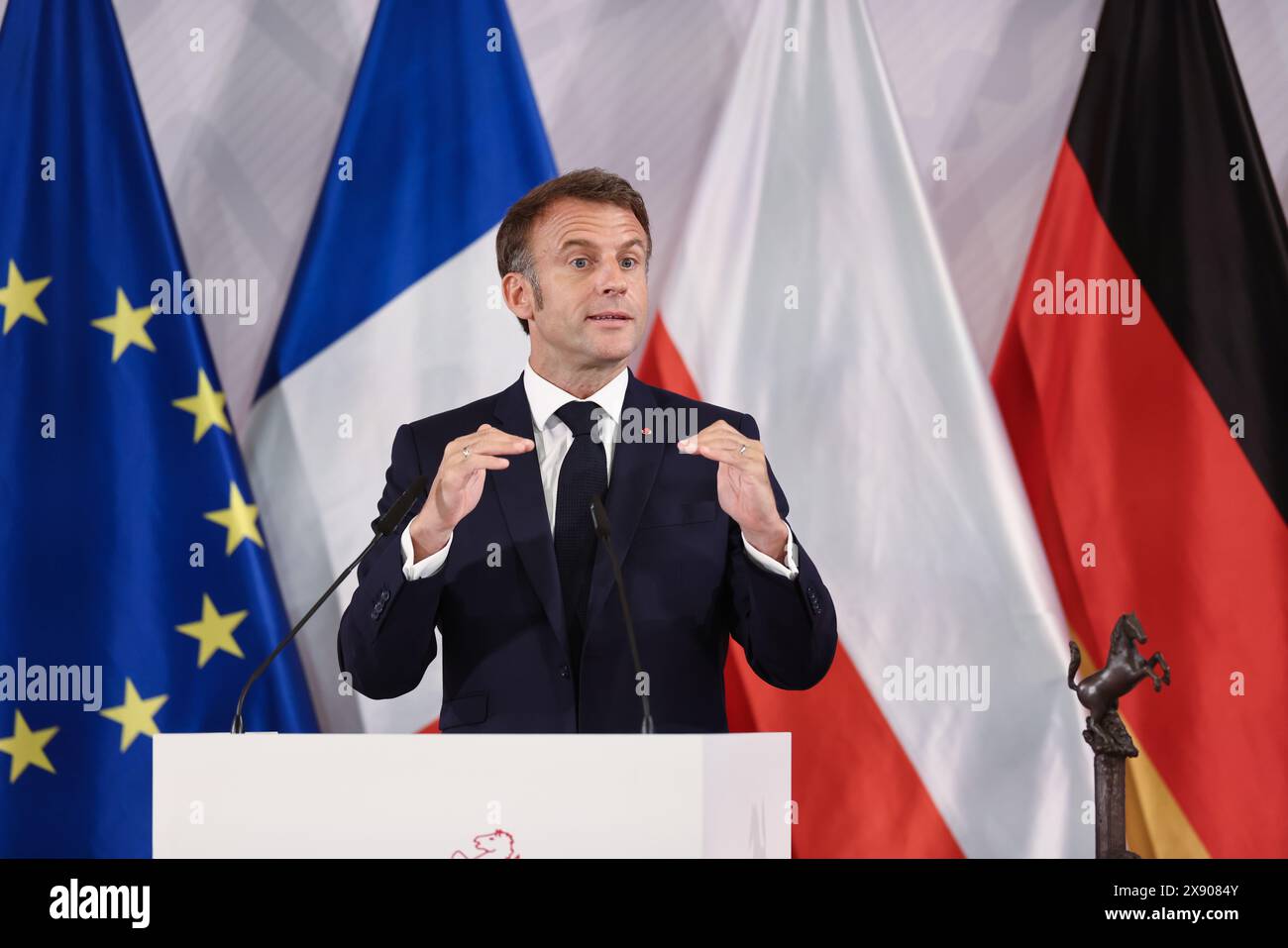 28. Mai 2024, Nordrhein-Westfalen, Münster: Der französische Präsident Emmanuel Macron spricht im Festsaal des historischen Rathauses von Münster bei der Verleihung des Internationalen Friedenspreises für Westfalen. Der französische Präsident Macron und seine Frau besuchen auf Einladung von Bundespräsident Steinmeier zu einem dreitägigen Staatsbesuch in Deutschland. Foto: Rolf Vennenbernd/dpa Stockfoto