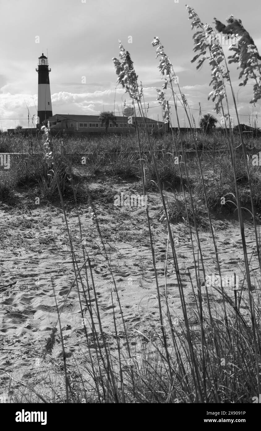 Historischer Leuchtturm von Tybee Island, vom Strand aus gesehen in Georgia, USA. Stockfoto