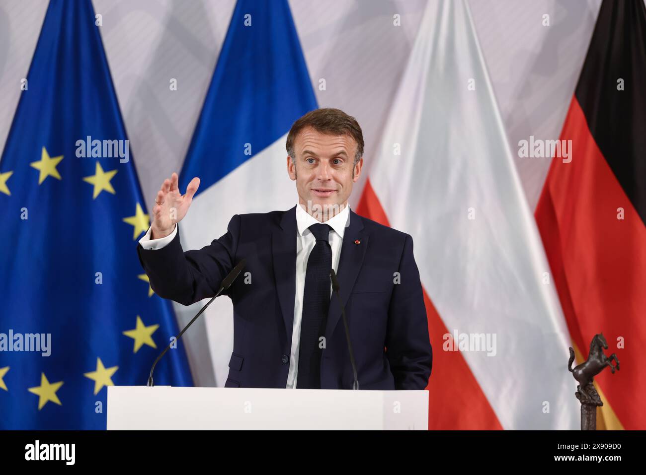 28. Mai 2024, Nordrhein-Westfalen, Münster: Der französische Präsident Emmanuel Macron spricht im Festsaal des historischen Rathauses von Münster bei der Verleihung des Internationalen Friedenspreises für Westfalen. Der französische Präsident Macron und seine Frau besuchen auf Einladung von Bundespräsident Steinmeier zu einem dreitägigen Staatsbesuch in Deutschland. Foto: Rolf Vennenbernd/dpa Stockfoto