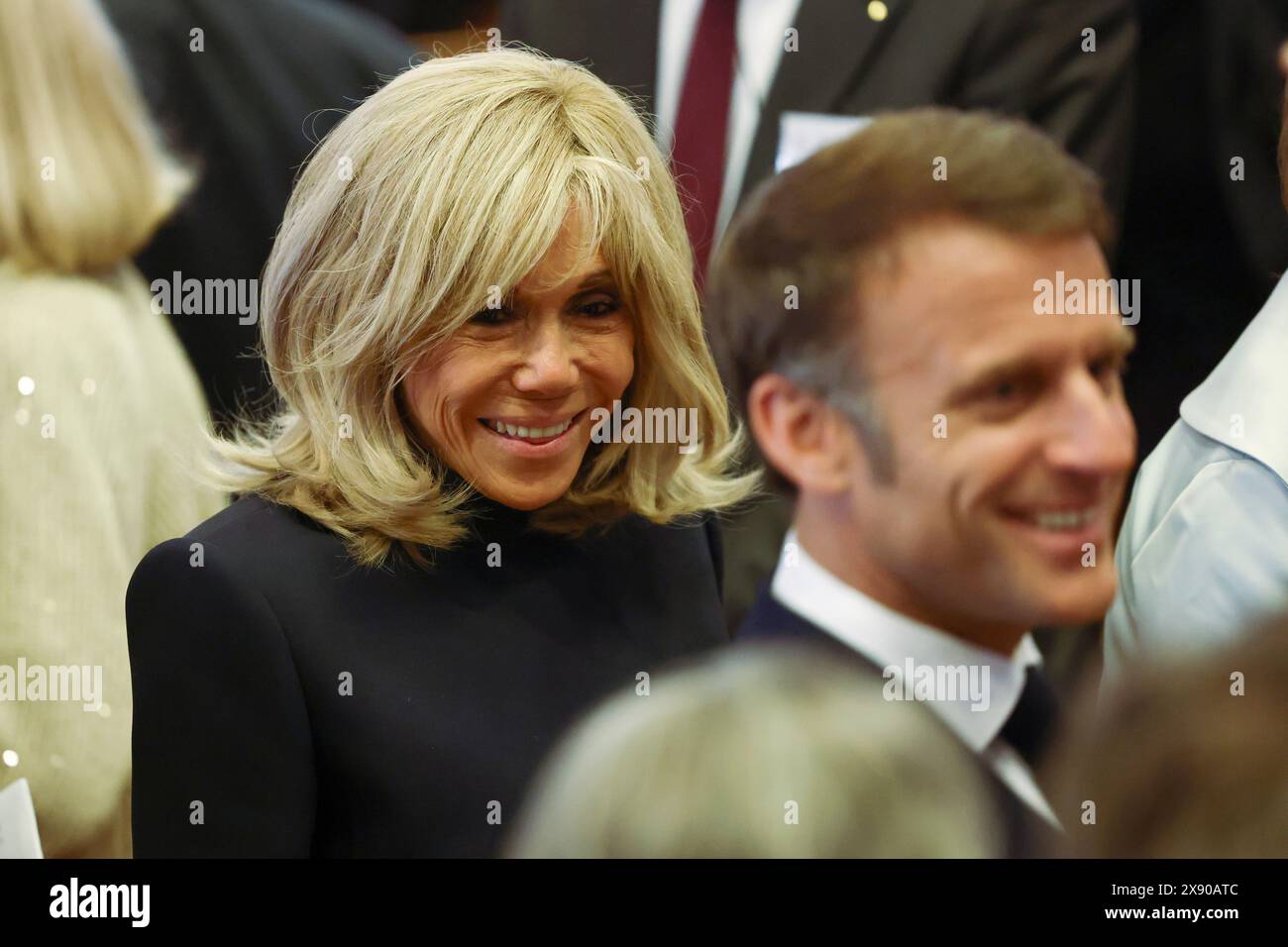 28. Mai 2024, Nordrhein-Westfalen, Münster: Brigitte Macron, Ehefrau des französischen Staatspräsidenten, geht mit dem französischen Staatspräsidenten Emmanuel Macron nach der Verleihung des Internationalen Friedenspreises für Westfalen im Ballsaal des historischen Rathauses Münster. Der französische Präsident Macron und seine Frau besuchen auf Einladung von Bundespräsident Steinmeier zu einem dreitägigen Staatsbesuch in Deutschland. Foto: Rolf Vennenbernd/dpa Stockfoto