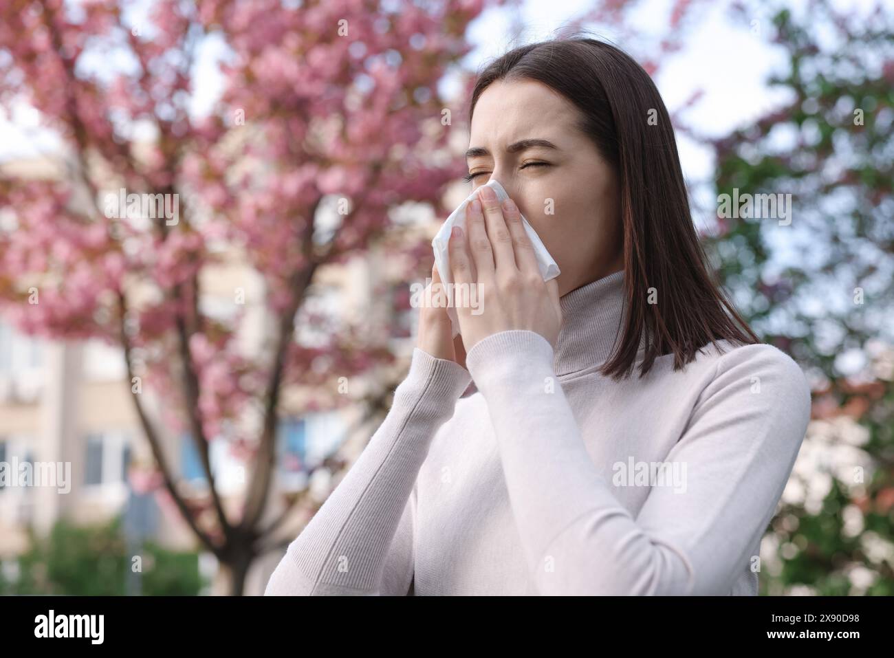 Frau mit Serviette mit saisonaler Allergie am Frühlingstag Stockfoto