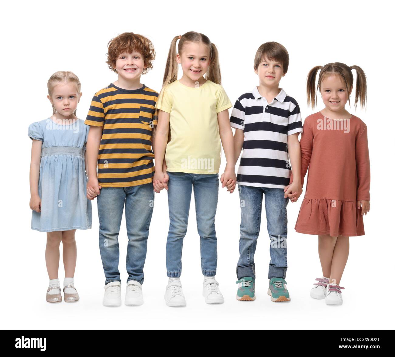 Porträt in voller Länge mit einer Gruppe niedlicher Kinder auf weißem Hintergrund Stockfoto