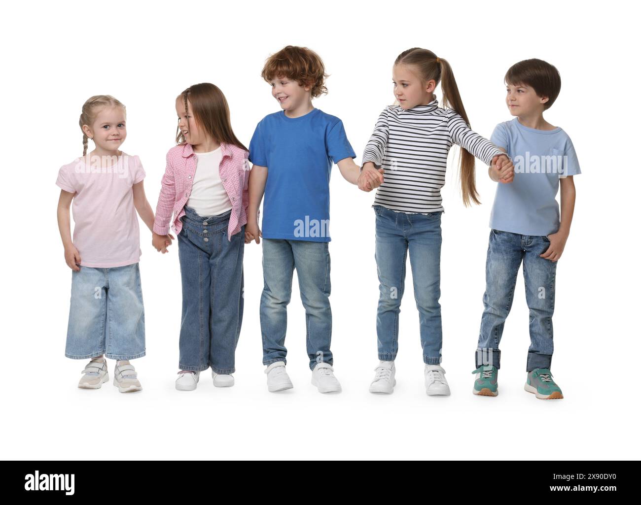Gruppe von niedlichen Kindern, die Hände auf weißem Hintergrund halten Stockfoto