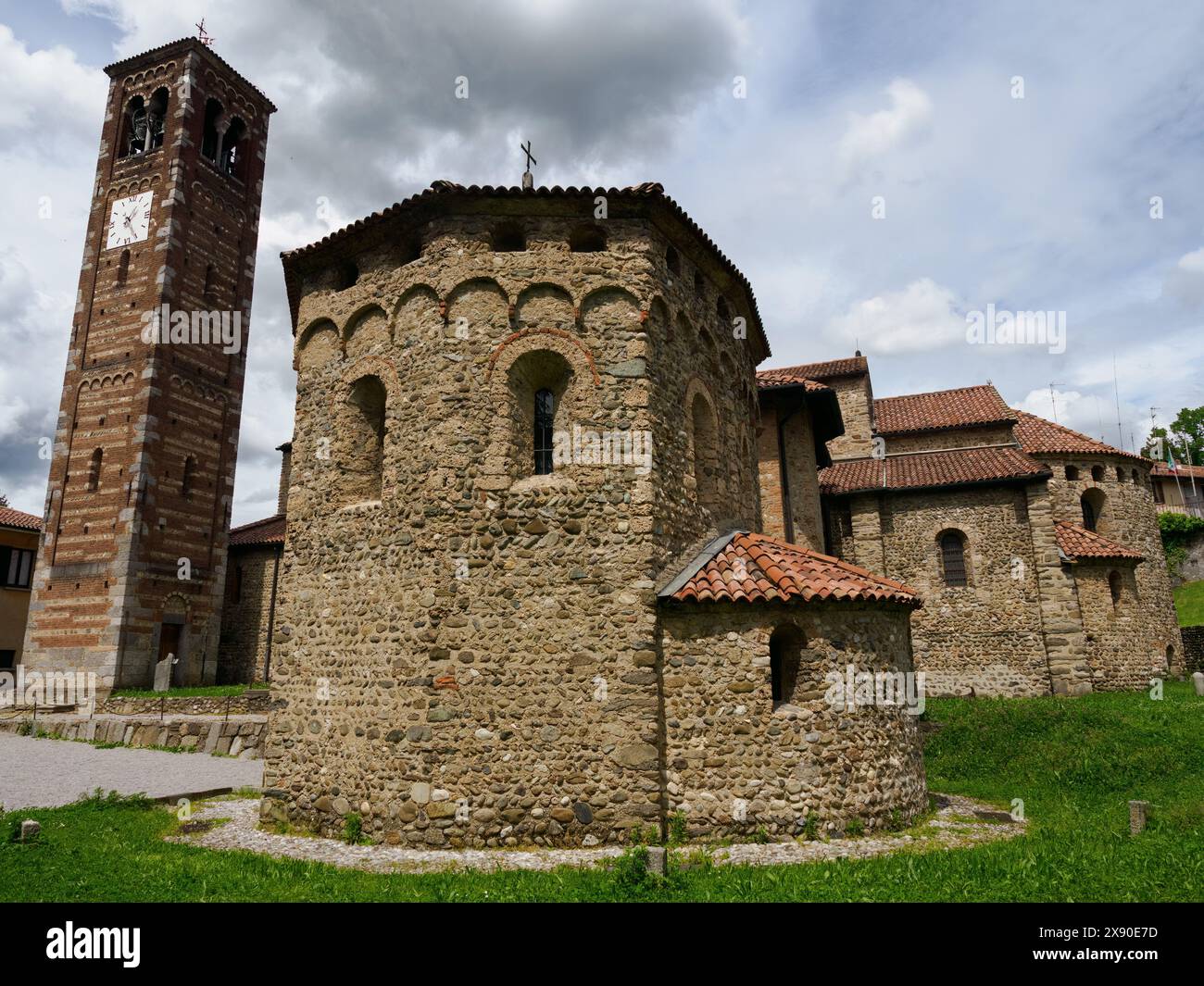 Mittelalterliche Kirche der SS. Pietro e Paolo in Agliate, Provinz Monza Brianza, Lombardei, Italien Stockfoto