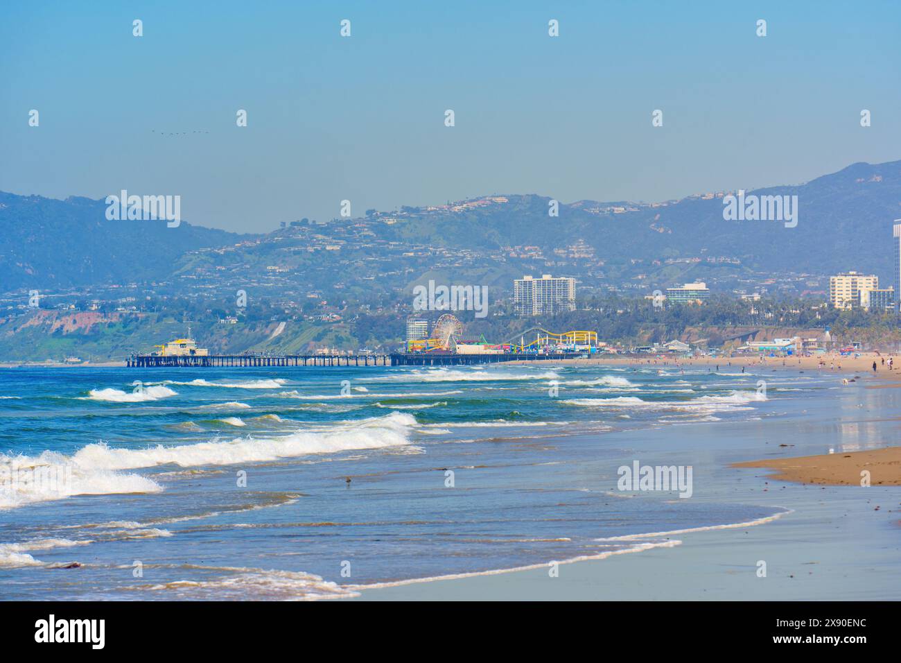 Malerischer Blick auf den berühmten Santa Monica Pier vom Venice Beach aus. Stockfoto