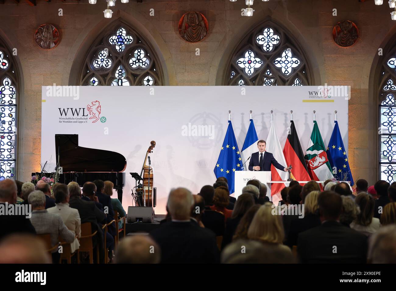 28. Mai 2024, Nordrhein-Westfalen, Münster: Der französische Präsident Emmanuel Macron spricht im Festsaal des historischen Rathauses von Münster bei der Verleihung des Internationalen Friedenspreises für Westfalen. Der französische Präsident Macron und seine Frau besuchen auf Einladung von Bundespräsident Steinmeier zu einem dreitägigen Staatsbesuch in Deutschland. Foto: Rolf Vennenbernd/dpa Stockfoto