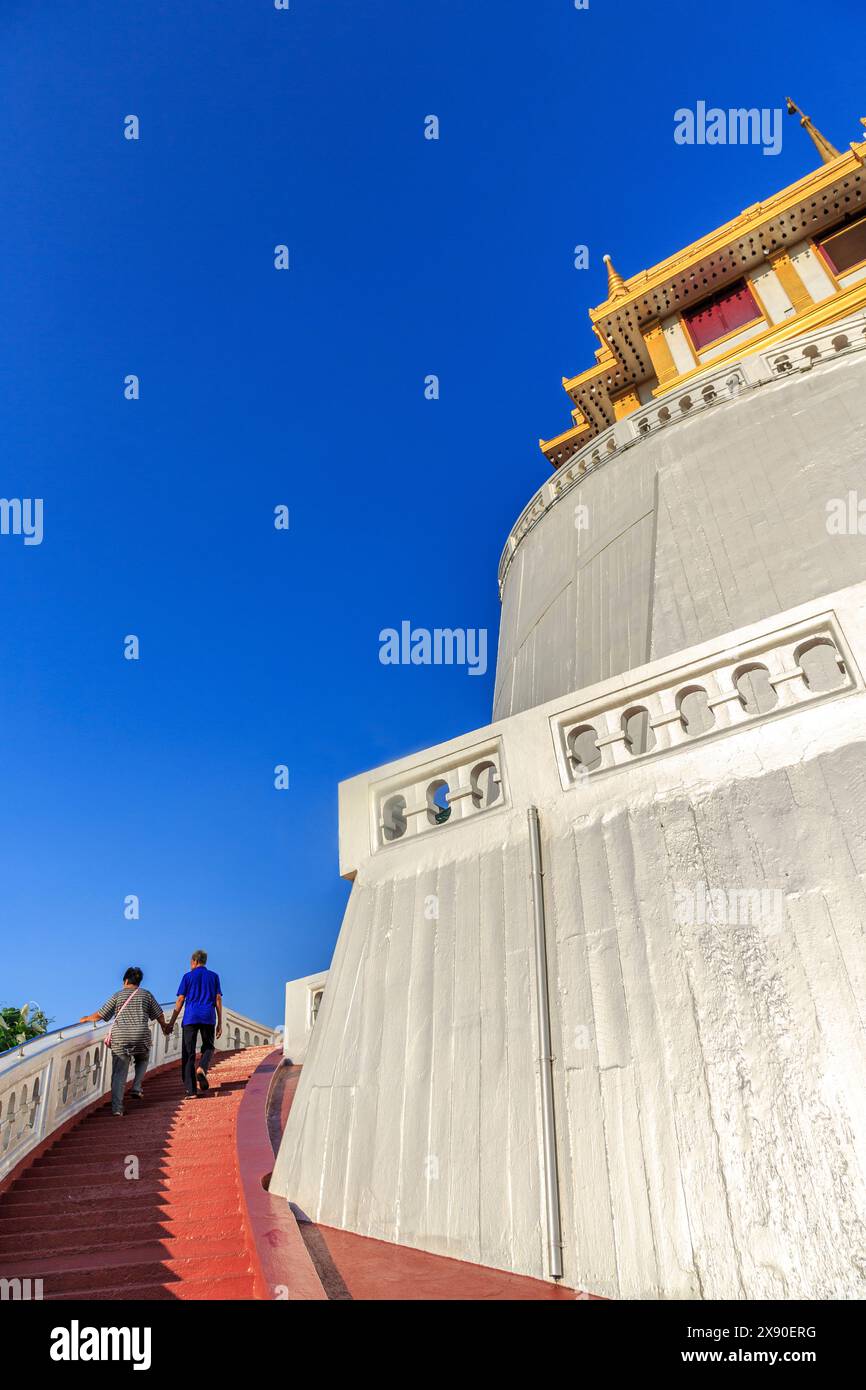 Klettern Sie die Stufen am Wat Saket, Golden Mountain, Srakesa Tempel, Bangkok, Thailand Stockfoto