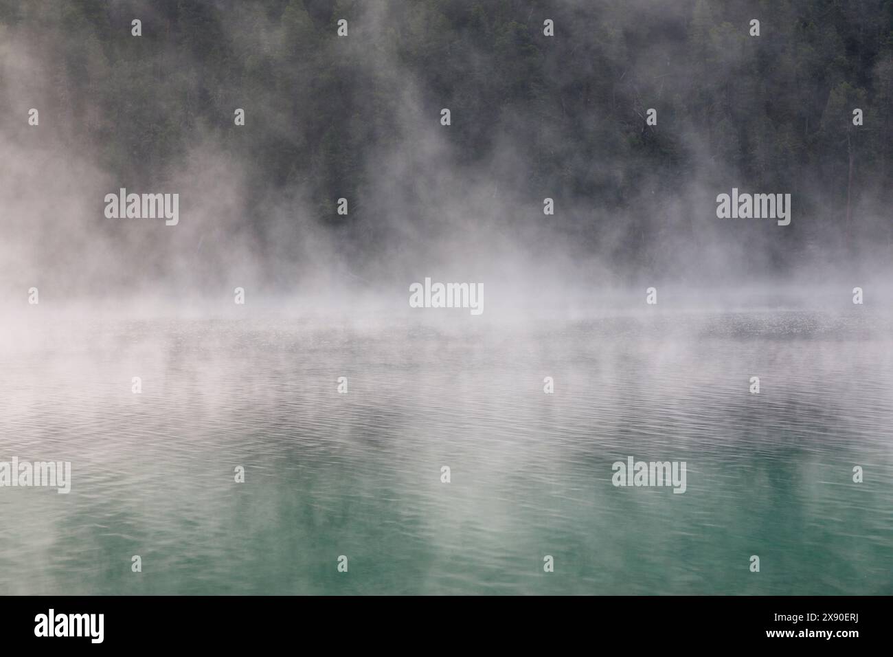 Am frühen Morgen erhebt sich Nebel über Cliff Lake, Montana, USA Stockfoto