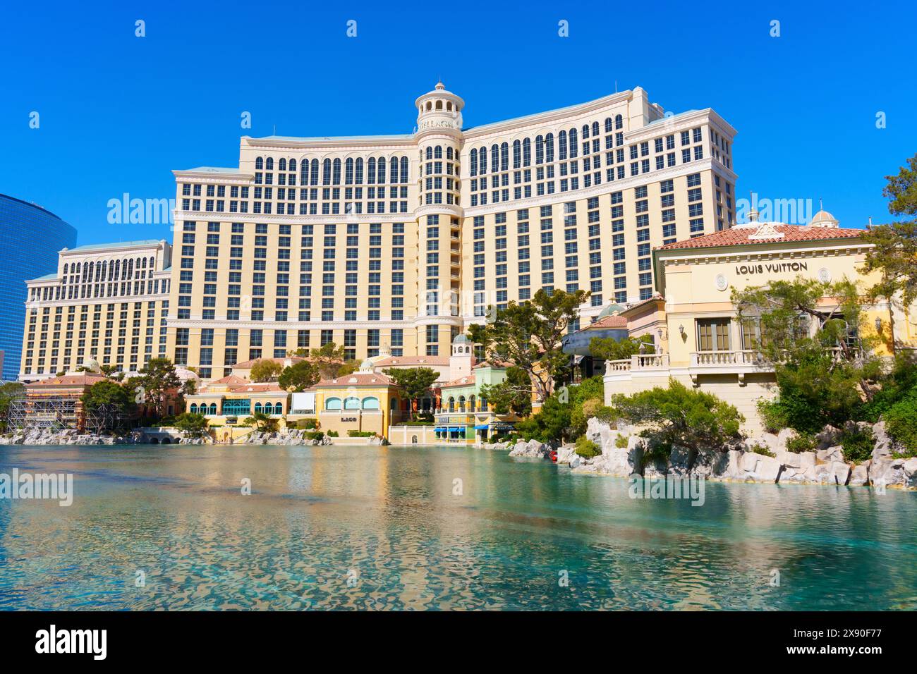 Las Vegas, Nevada - 13. April 2024: Bellagio Lake Blick auf das Hotel und Kasino tagsüber Stockfoto