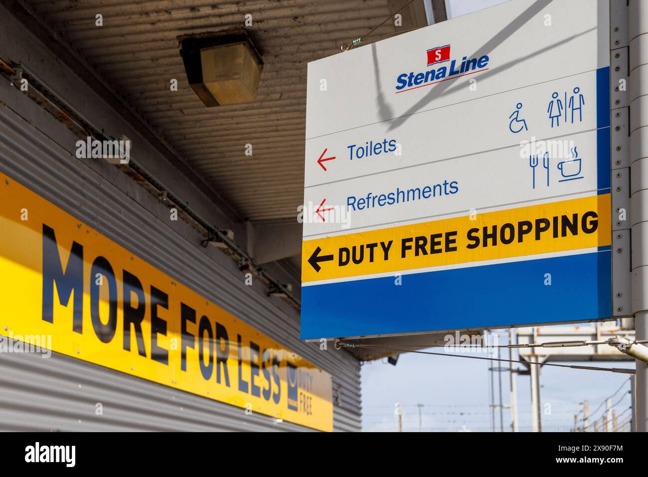 Duty-Free-Shopping-Schild am Fährhafen, Fishguard, Wales, Großbritannien Stockfoto