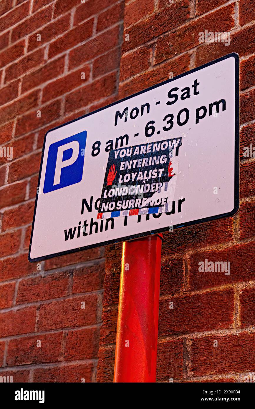 Schild in Richtung loyalistischer Londonderry, keine Kapitulation, auf Parkschein, Derry, Irland Stockfoto