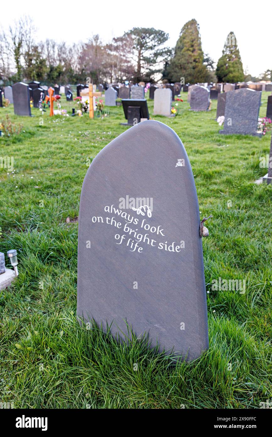Schauen Sie immer auf die schöne Seite des Lebens, schreiben Sie auf Grabstein, Llanfoist, Wales, Großbritannien Stockfoto