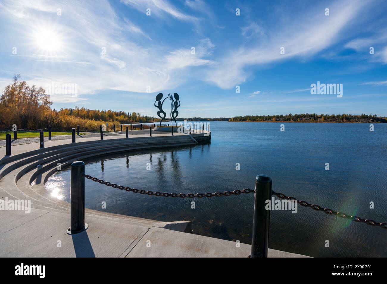 United in Celebration Skulptur am Rand des Frame Lake vor dem Rathaus von Yellowknife. Yellowknife, Nordwest Territories, Kanada Stockfoto