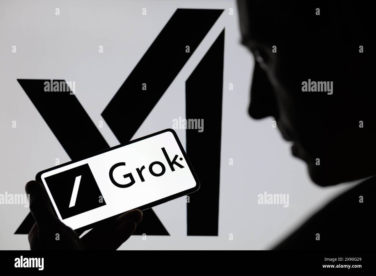 Das grok-Logo wird auf einem Smartphone mit dem X AI-Symbol im Hintergrund auf dem Bildschirm angezeigt, in dieser Fotoabbildung. Aufgenommen in Brüssel, Belgien. Am 27. Mai 2024. (Jonathan Raa / SIPA USA) *** ausschließlich für redaktionelle Nachrichtenzwecke *** Stockfoto