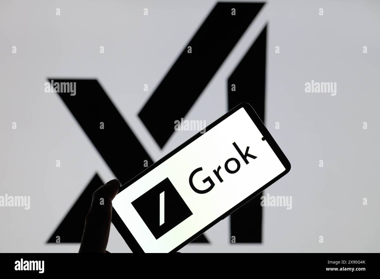 Das grok-Logo wird auf einem Smartphone mit dem X AI-Symbol im Hintergrund auf dem Bildschirm angezeigt, in dieser Fotoabbildung. Aufgenommen in Brüssel, Belgien. Am 27. Mai 2024. (Jonathan Raa / SIPA USA) *** ausschließlich für redaktionelle Nachrichtenzwecke *** Stockfoto